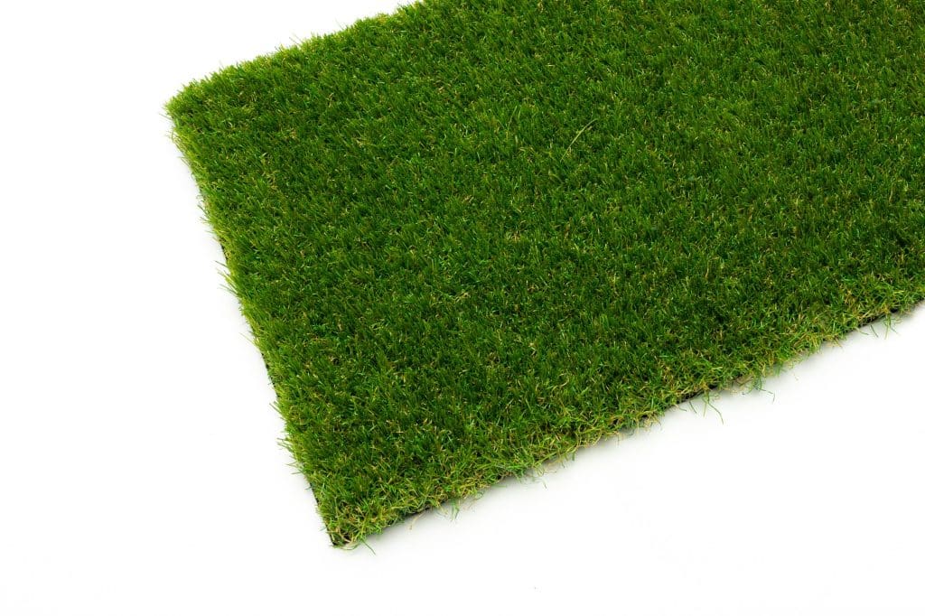 Dluxe 40mm Artificial Grass – Detailed Close-Up of Soft, Three-Tone Green & Brown Thatch Fibers