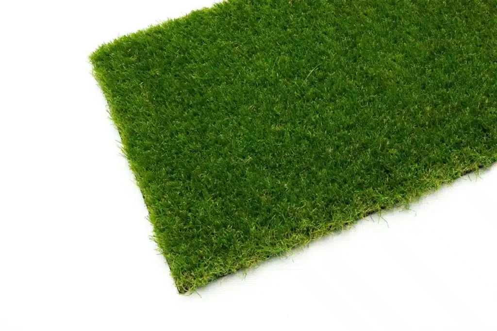Dluxe 40mm Artificial Grass – Detailed Close-Up of Soft, Three-Tone Green & Brown Thatch Fibers