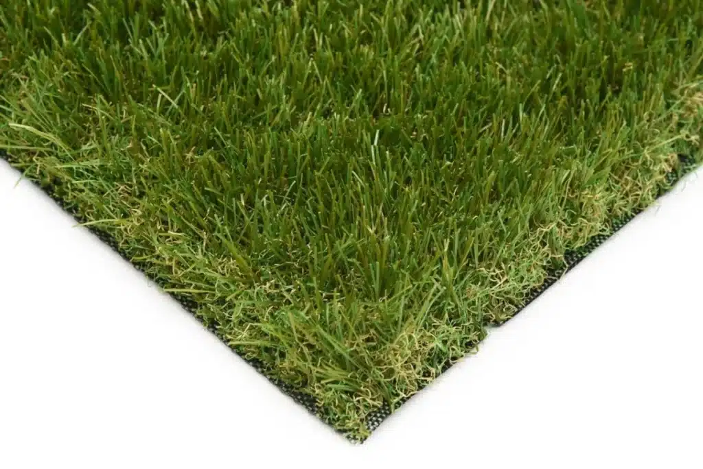 Rum 40mm Artificial Grass – Detailed Close-Up of Soft, Multi-Tone Green Fibers